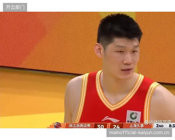 国产顶级中锋对决上演,王哲林低位强攻战术考验胡金秋防守覆盖。 国产顶级中锋对决上演,王哲林低位强攻战术考验胡金秋防守覆盖。